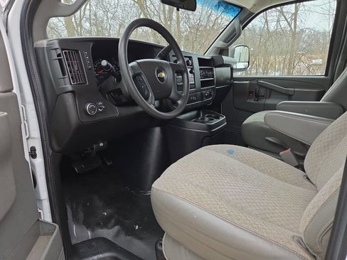 Used 2019 Chevrolet Express 3500 w/ Driver Convenience Package RWD image 9