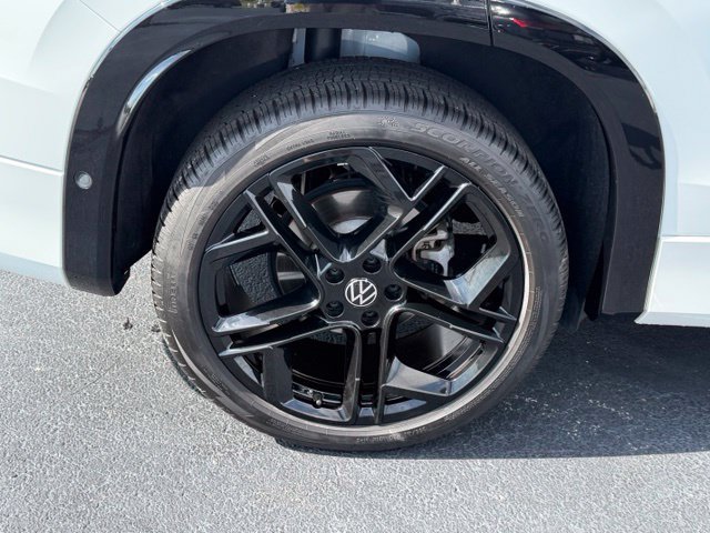 Certified 2026 Volkswagen Tiguan SE R-Line AWD/4WD image 10