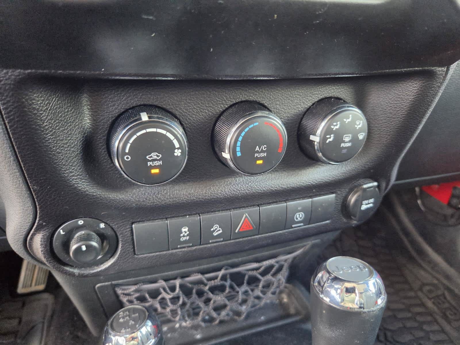 Used 2018 Jeep Wrangler Sahara w/ Connectivity Group AWD/4WD image 18