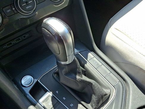 Used 2019 Volkswagen Tiguan SE w/ Panoramic Sunroof Package FWD image 18