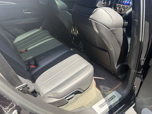 Used 2022 Bentley Bentayga AWD/4WD image 18