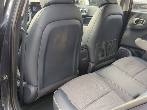 Used 2023 Hyundai Venue Limited image 15