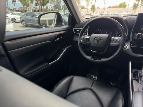 Used 2021 Toyota Highlander XLE FWD image 18