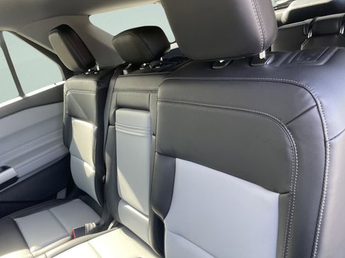 Used 2022 Ford Explorer XLT image 11