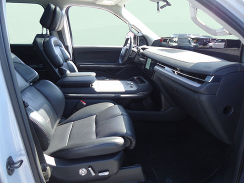 Used 2025 Lincoln Navigator L Reserve AWD/4WD image 11