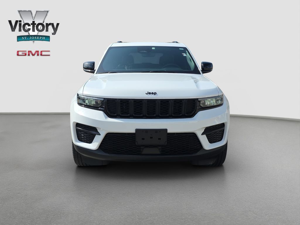 Used 2024 Jeep Grand Cherokee Altitude AWD/4WD image 2