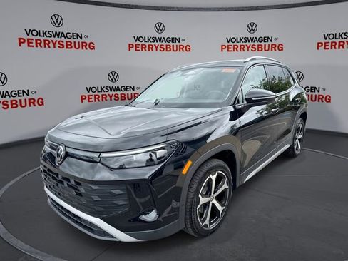 Used 2025 Volkswagen Tiguan SE image 1