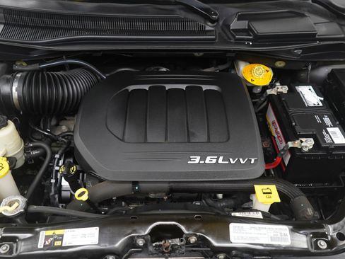 Used 2018 Dodge Grand Caravan SE image 28