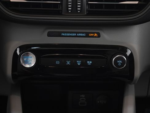 Used 2025 Ford Escape SE w/ Class II Trailer Tow Package FWD image 18