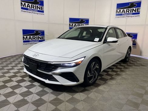 Used 2025 Hyundai Elantra Limited FWD image 14