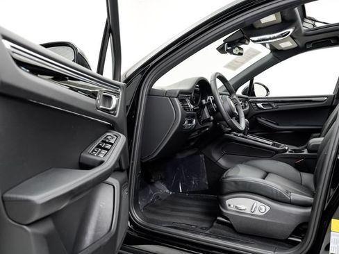 Certified 2026 Porsche Macan AWD/4WD image 10
