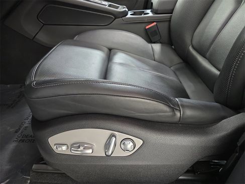 Used 2025 Porsche Macan image 23