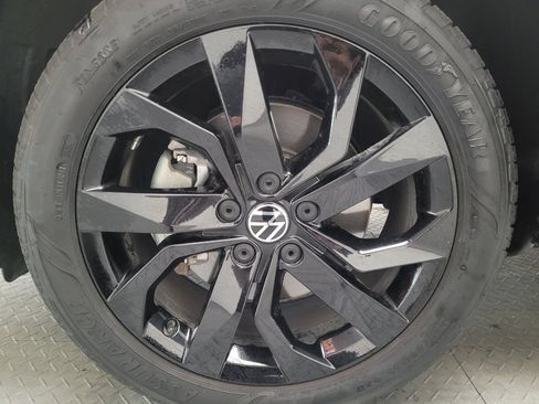 Used 2023 Volkswagen Taos SE w/ Black Wheel Package FWD image 31