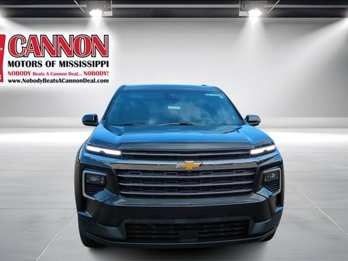 Used 2025 Chevrolet Traverse LT image 2