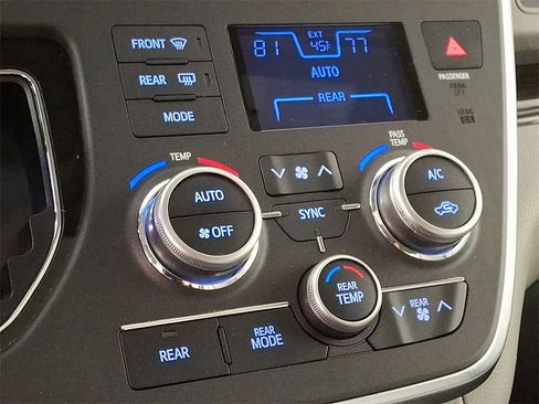 Used 2015 Toyota Sienna XLE image 19