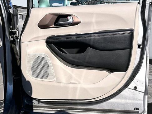 Used 2018 Chrysler Pacifica Touring-L image 15
