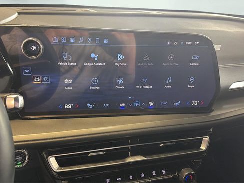 Used 2024 Chevrolet Traverse LT image 13