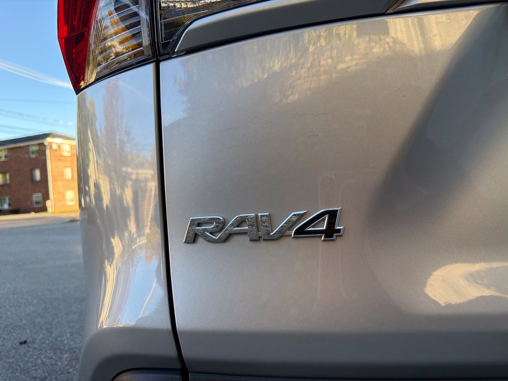 Used 2021 Toyota RAV4 LE AWD/4WD image 11