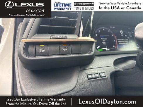 Used 2023 Toyota Crown Limited image 12