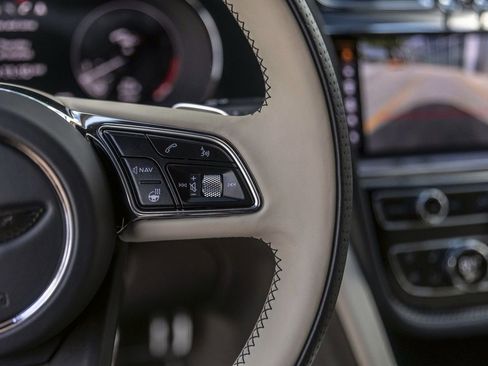 Used 2023 Bentley Bentayga Extended Wheelbase AWD/4WD image 37