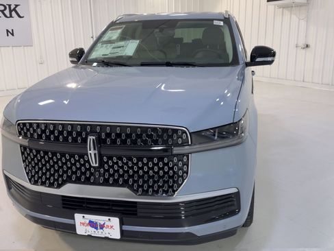 New 2026 Lincoln Navigator Premiere AWD/4WD image 4