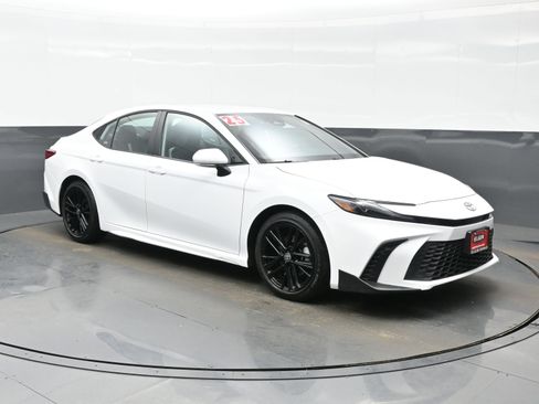 Used 2025 Toyota Camry SE image 8