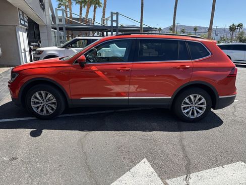Used 2018 Volkswagen Tiguan SE w/ Panoramic Sunroof Package image 8