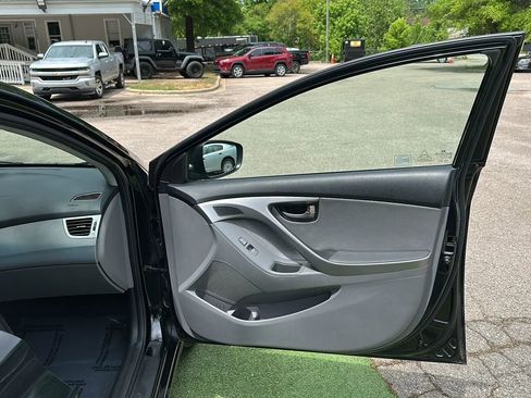 Used 2012 Hyundai Elantra Limited FWD image 14