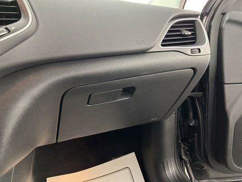 Used 2022 Jeep Cherokee Trailhawk w/ Comfort/Convenience Group AWD/4WD image 33