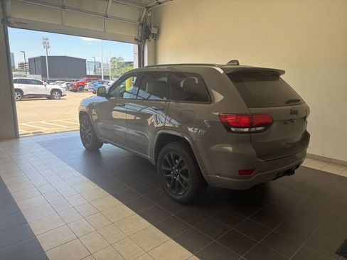 Used 2020 Jeep Grand Cherokee Altitude RWD image 6
