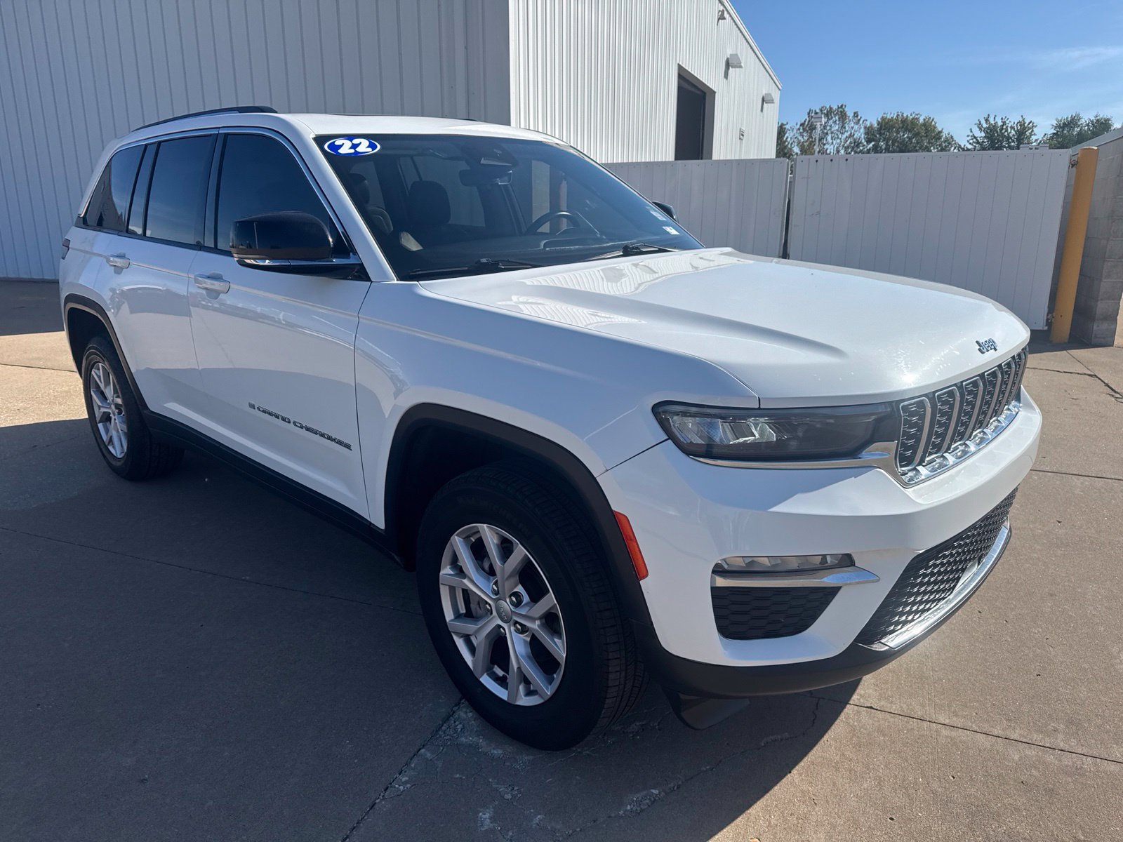 Used 2022 Jeep Grand Cherokee Limited AWD/4WD image 2