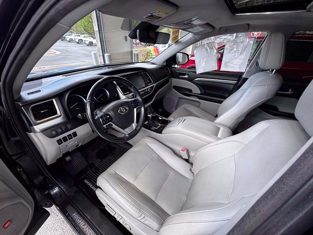 Used 2017 Toyota Highlander Limited AWD/4WD image 18