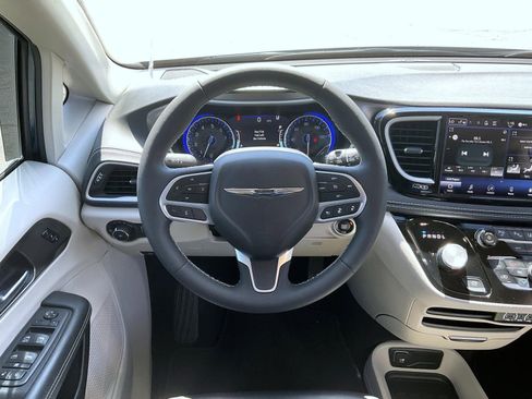 Used 2023 Chrysler Pacifica Touring-L AWD/4WD image 11