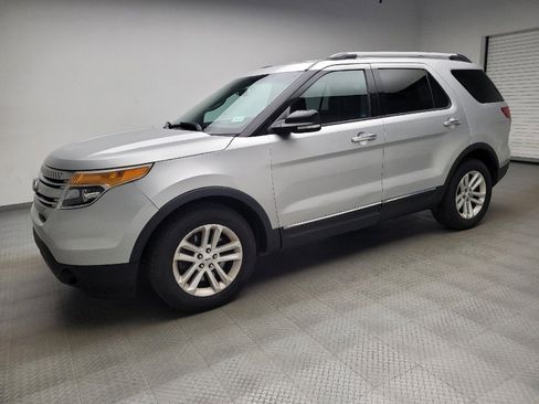 Used 2015 Ford Explorer XLT w/ Equipment Group 202B FWD image 2
