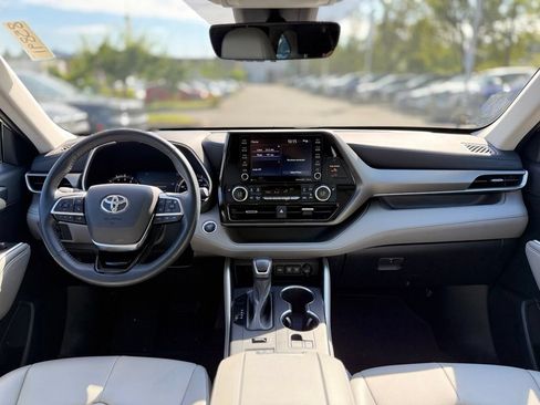 Used 2021 Toyota Highlander XLE AWD/4WD image 23