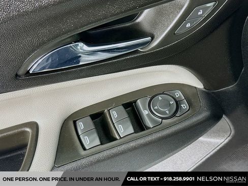 Used 2023 Chevrolet Equinox LS w/ LS Convenience Package FWD image 17