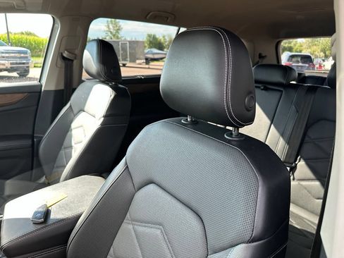 Used 2024 Volkswagen Atlas SE AWD/4WD image 3