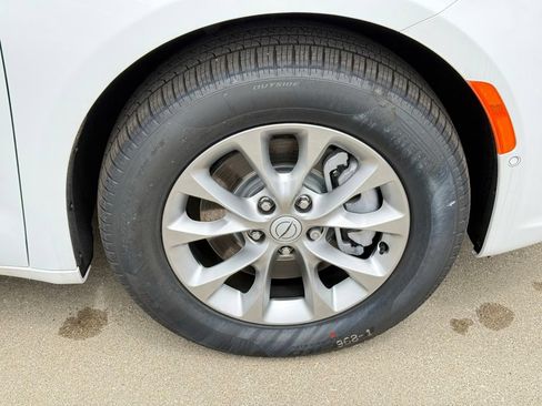New 2026 Chrysler Pacifica Select AWD/4WD image 9