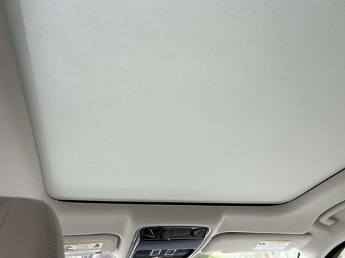 Used 2018 Land Rover Range Rover Velar S image 26