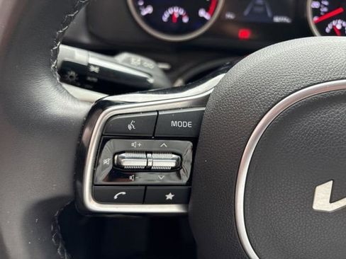 Used 2023 Kia Carnival LX image 21