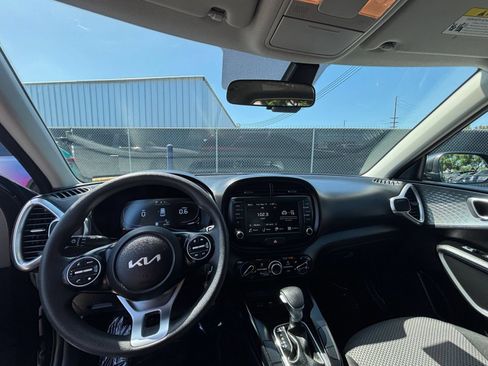 Used 2025 Kia Soul LX w/ LX Technology Package FWD image 32