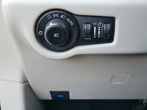 Used 2024 Chrysler Pacifica Limited FWD image 19
