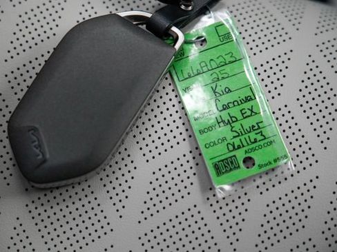 Used 2025 Kia Carnival EX FWD image 7