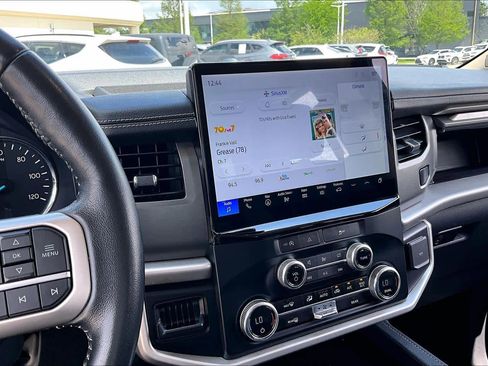 Used 2024 Ford Expedition XLT image 6