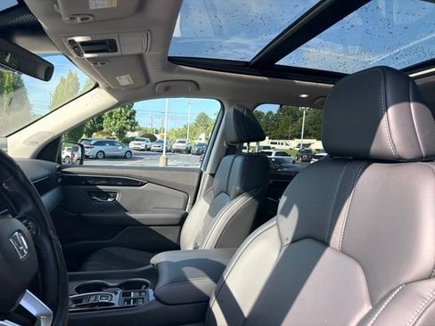 Used 2025 Honda Pilot Touring image 13