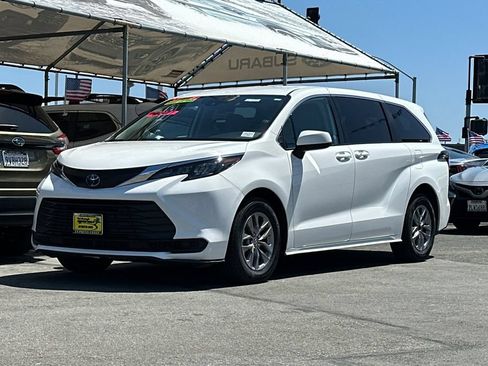 Used 2024 Toyota Sienna LE FWD image 8