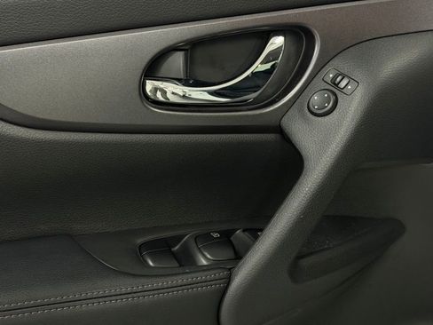 Used 2016 Nissan Rogue SV w/ SV Premium Package image 14