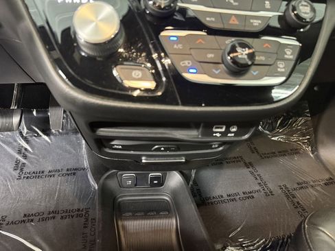 Used 2019 Chrysler Pacifica Touring-L Plus w/ S Appearance Package image 19