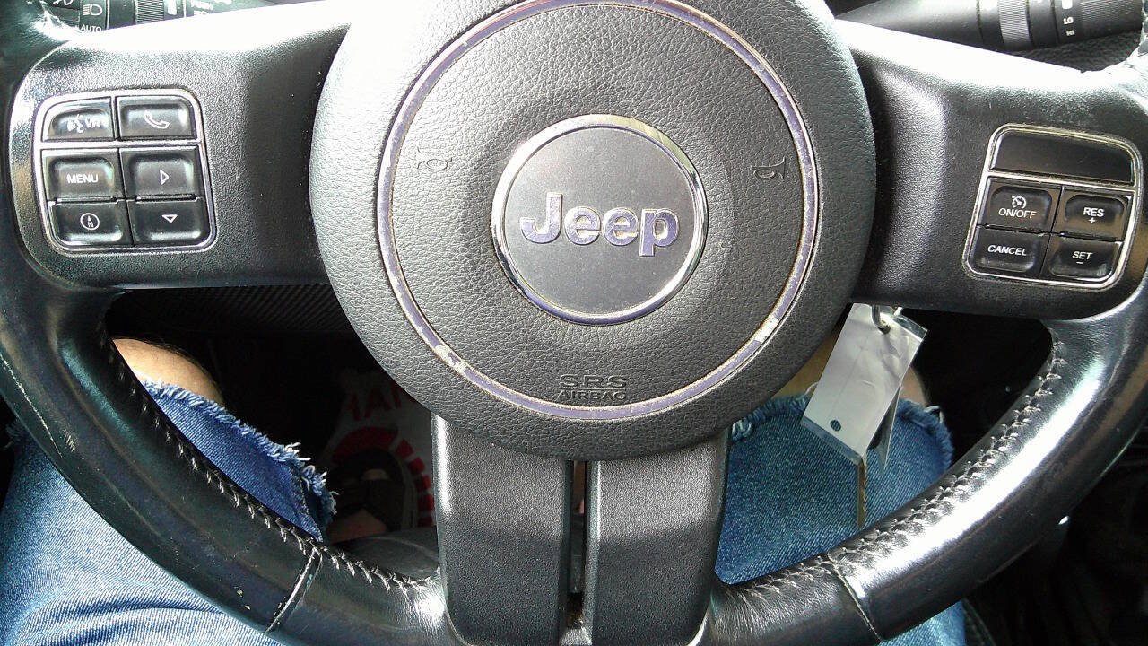 Used 2014 Jeep Wrangler Unlimited Sahara w/ Dual Top Group AWD/4WD image 23