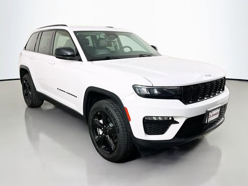 Used 2023 Jeep Grand Cherokee Limited w/ Black Appearance Package AWD/4WD image 4